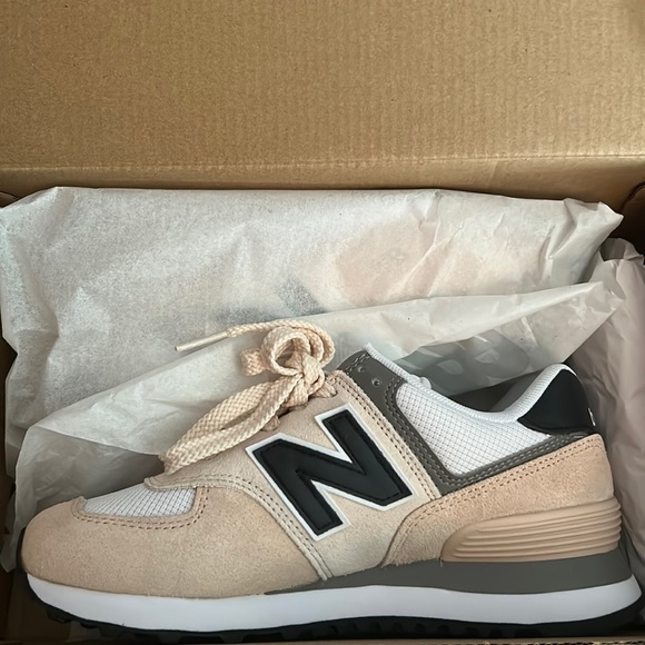 Women's New Balance Classics - Picture 1 of 3
